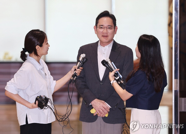 파리 올림픽 참관 등 유럽 출장을 마친 이재용 삼성전자 회장이 지난 7일 오후 서울 강서구 서울김포비즈니스항공센터(SGBAC)를 통해 귀국, 기자들의 질문에 답하고 있다. [연합뉴스]